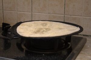 sapne mein tawe par roti sekana