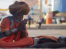 sapne mein jamin par bistar lagana