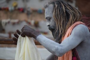 Sapne Mein Dakshina lena ya dena