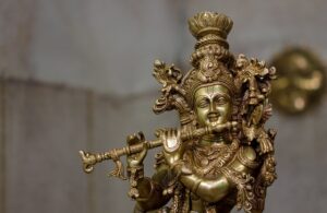 sapne me istdev ki murti chori hona