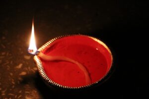 Sapne Mein Deepak Bujha Dekhna