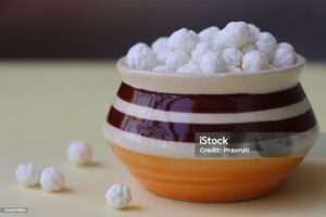 sapne mein prasaad baantna